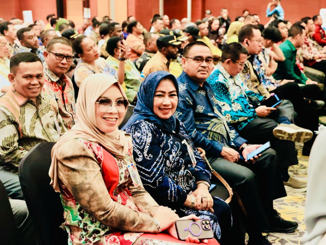 Hj. Ernawati (Baju Biru) saat Menghadiria Munas VI Adkasi, Jakarta
