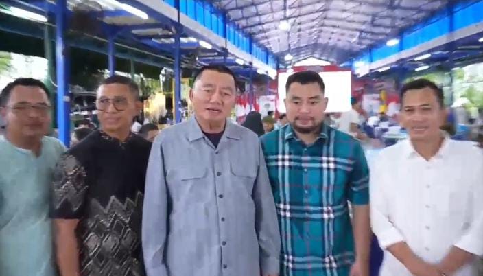 Gubernur Kalsel, H Muhidin (kemeja lengan panjang)