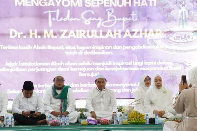 Bupati Tanbu, dr HM Zairullah Azhar (kanan).
