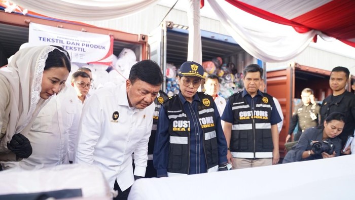 Menteri Keuangan Sri Mulyani Indrawati bersama Menko Polkam Budi Gunawan dan sejumlah pejabat negara dalam acara ekspos penindakan barang-barang selundupan.