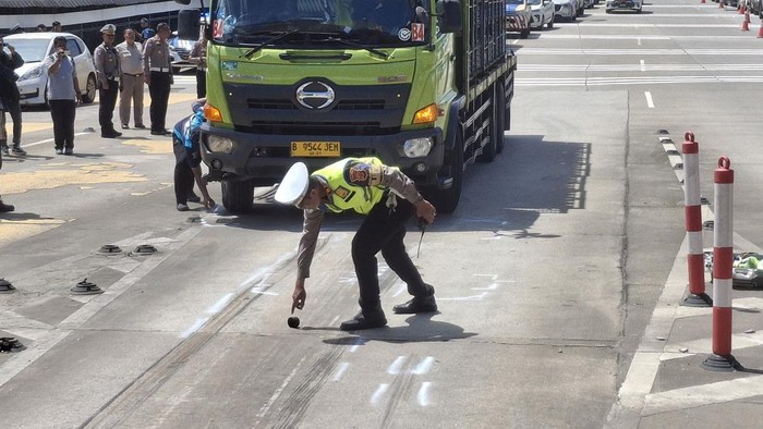 Olah TKP kecelakaan maut di GT Ciawi