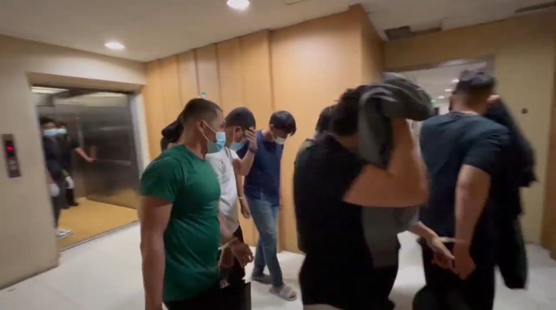 Pelaku pesta seks gay di Jaksel tutup muka saat digerebek polisi 