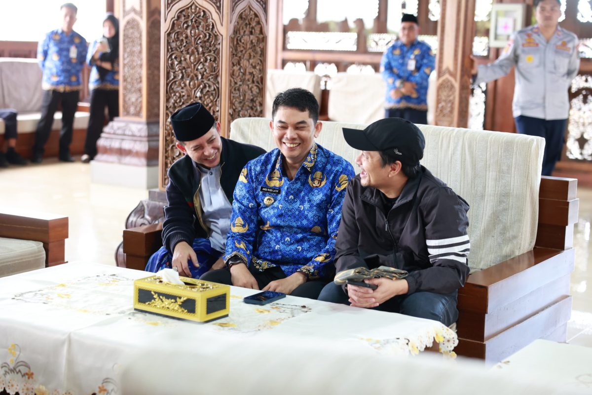 Bupati Tanah Bumbu Sambut Wakil Gubernur Kalsel di Bandara Bersujud