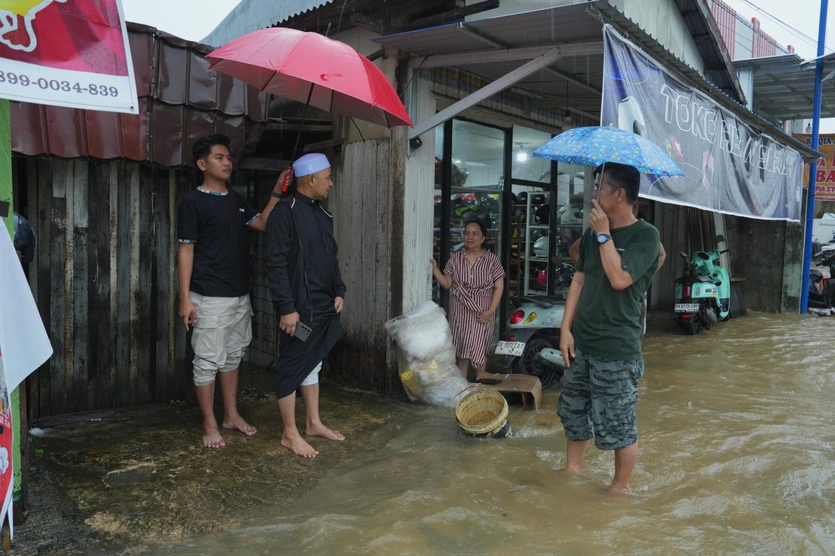 Wabup saat meninjau lokasi banjir.