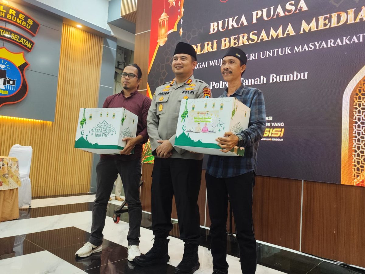 Kapolres Tanbu, AKBP Arief Prasetya (tengah) bersama Ketua PWI dan perwakilan awak media, Kamis (13/3).