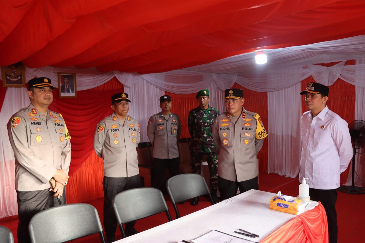 Kapolda Kalsel Irjen Pol Rosyanto Yudha Hermawan dan Bupati Tanbu Bang Arul (Baju Putih) Tinjau Pos Terpadu Operasi Ketupat