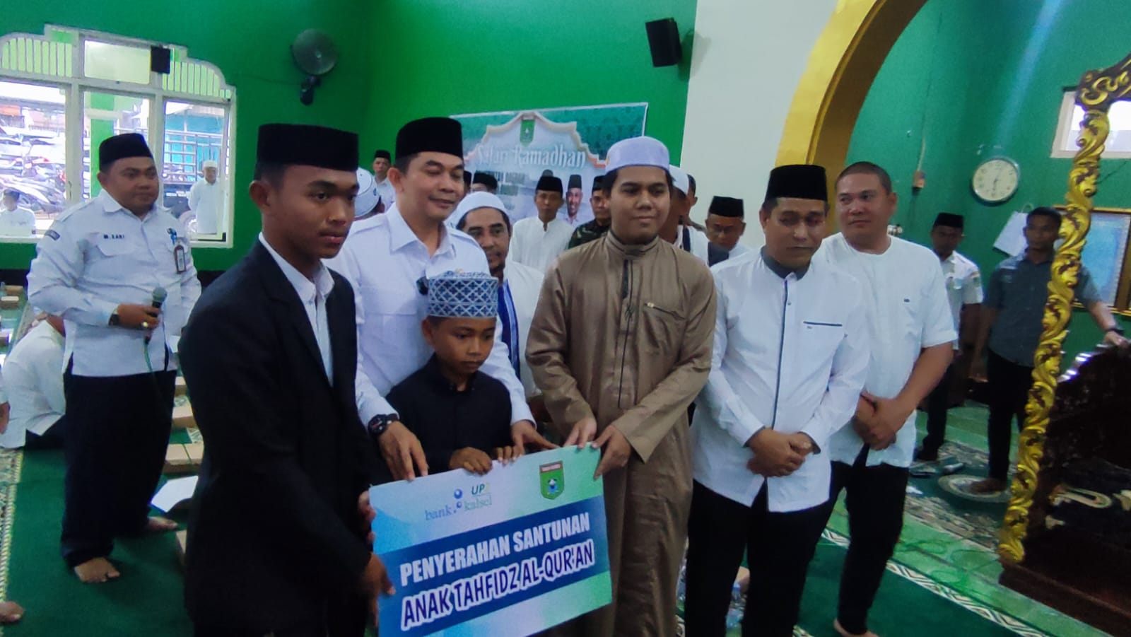 Bupati Tanbu saat Memberikan Bantuan Secara Simbolis