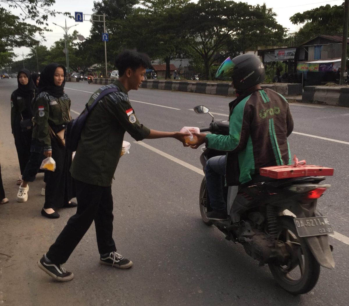 Ketua HIMAGRI UNUKASE Lakukan Aksi Nyata dengan Berbagi Takjil Usai Pelantikan