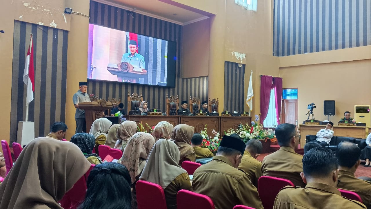 Rapat Paripurna yang di gelar di kantor DPRD Tanbu, Senin (10/4).