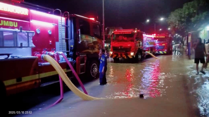 Damkar Tanbu saat menyedot genangan air di Jl. Transmigrasi Plajau