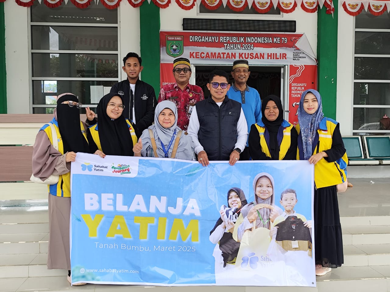 Camat Kusan Hilir, Amirullah bersama para relawan sahabat yatim.