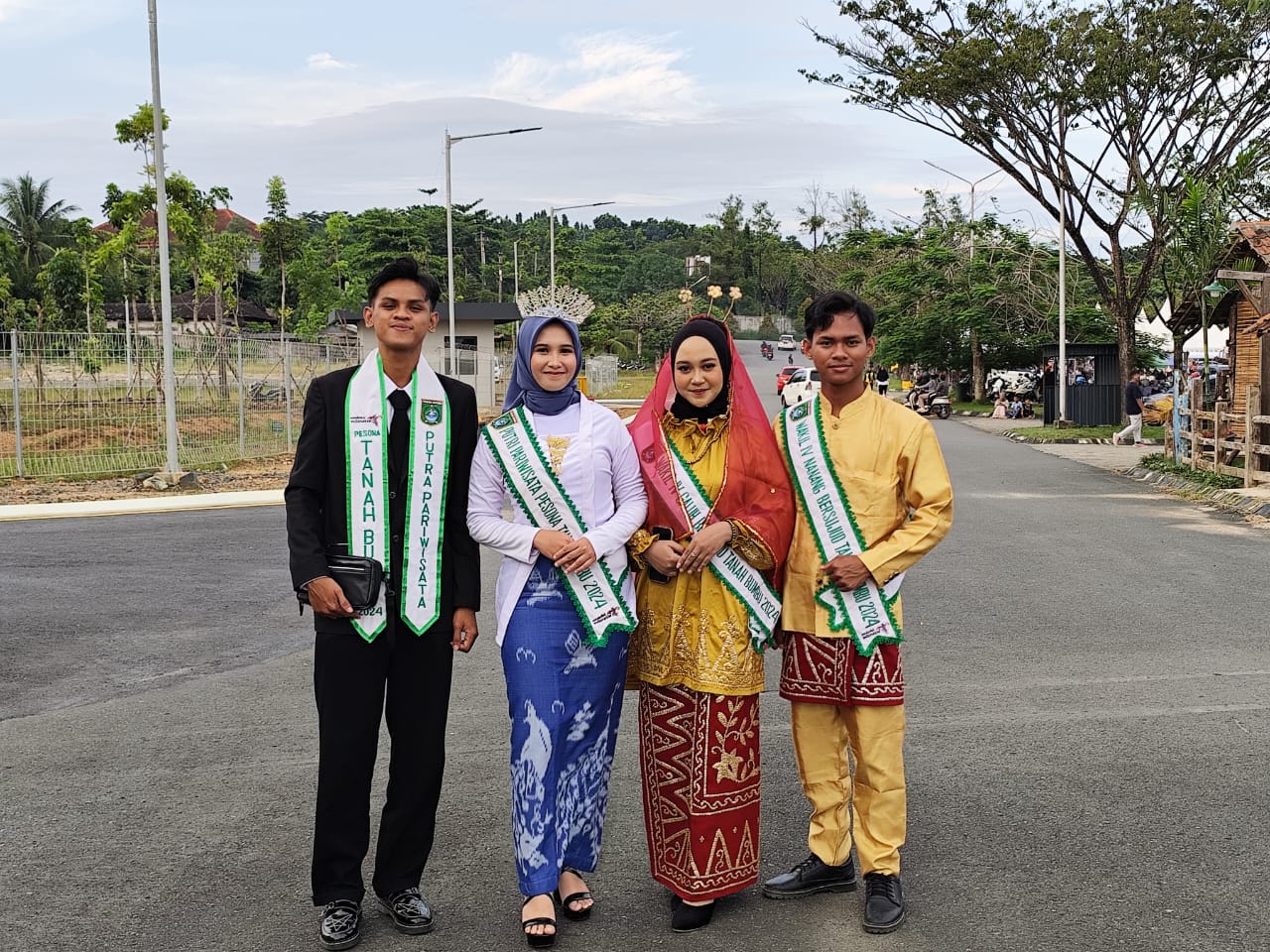 Duta Wisata dan Nanang  Galuh Tanbu.