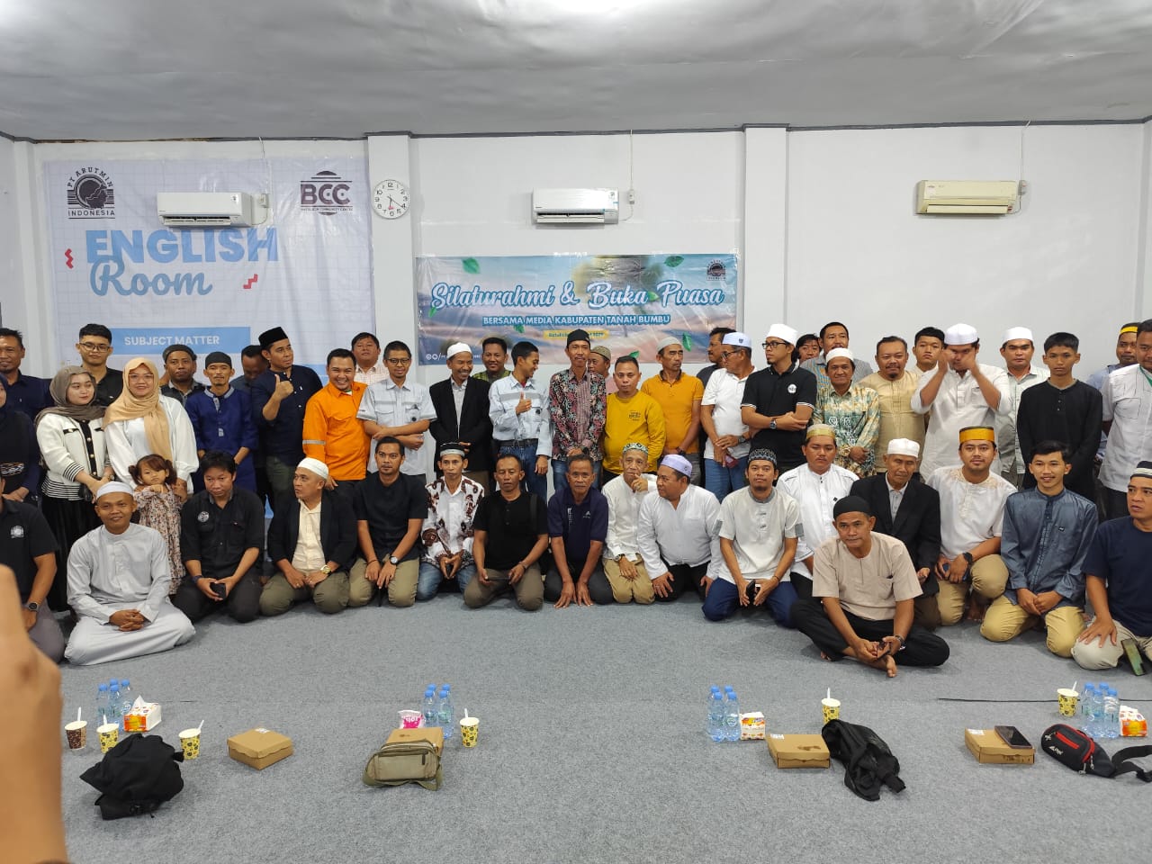 Perwakilan PT Arutmin Site Batulicin bersama awak media. 
