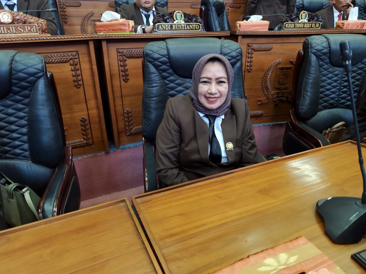 Hj. Ernawati saat menghadiri Rapurna DPRD Tanbu, Senin (3/3).