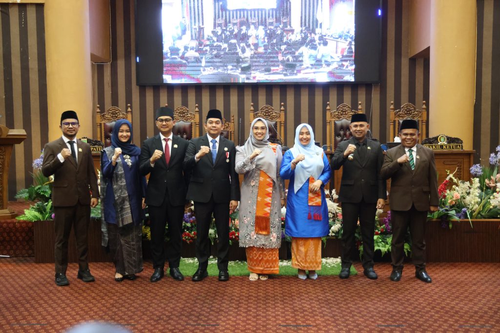 Ketua DPRD bersama Bupati dan Wakil Bupati Tanbu di Rapurna DPRD, Senin (3/3).