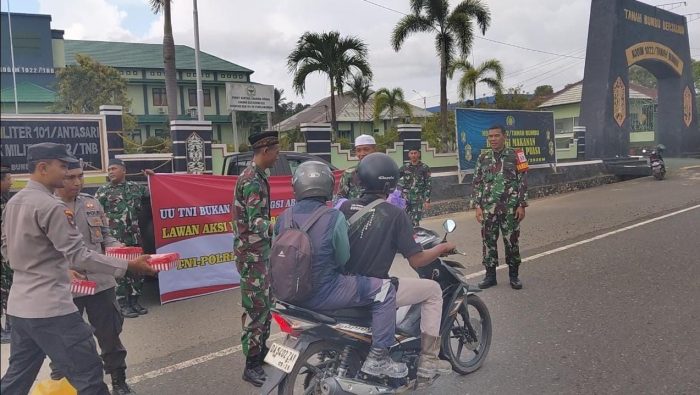 Sinergi TNI-Polri, Ratusan Takjil Dibagikan di Tanah Bumbu
