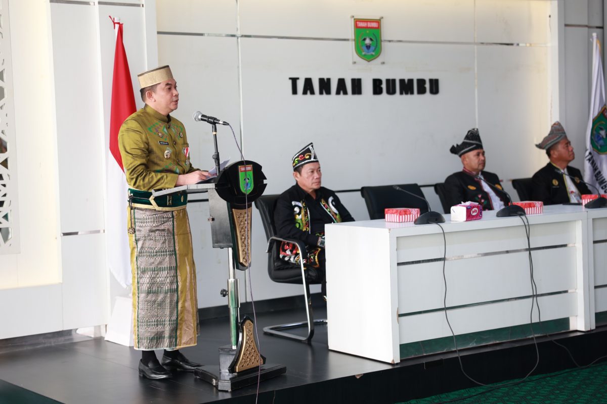 Bupati Tanbu saat menyampaikan arahannya usai melantik Pj Sekda, Senin (8/4).