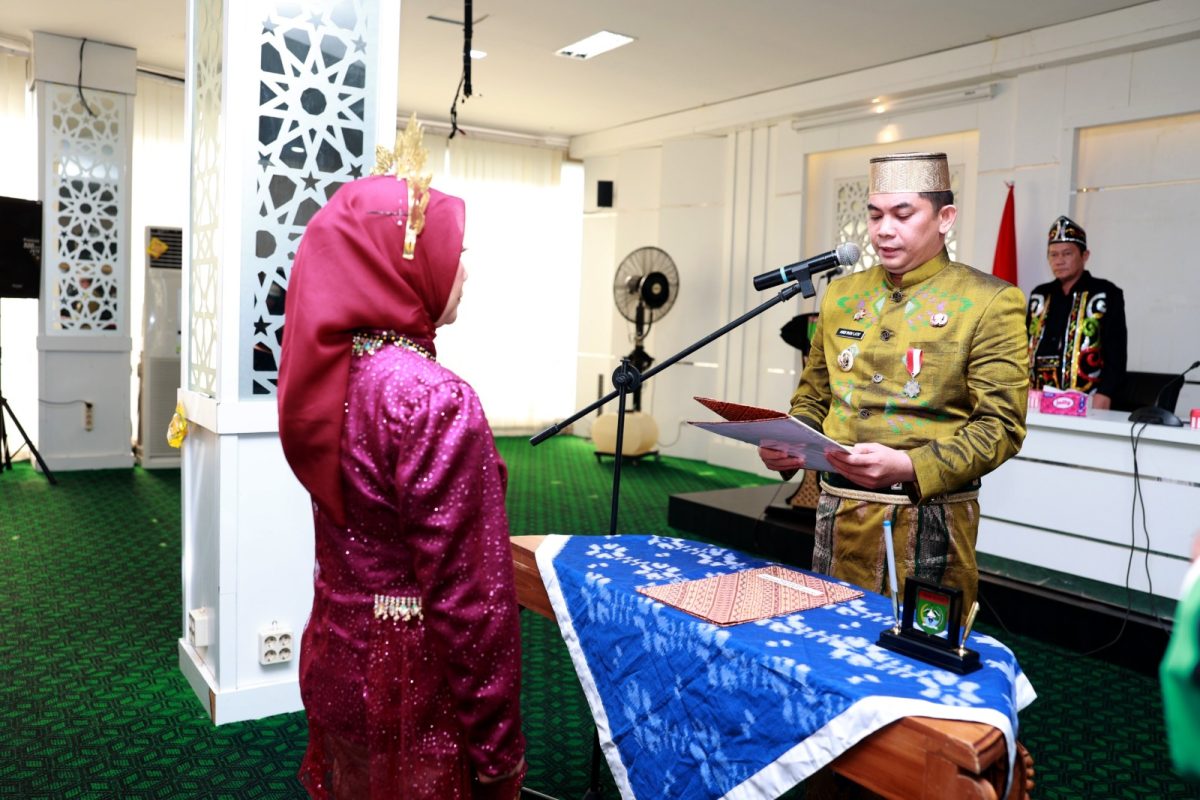 Bupati Lantik Pj Sekda Tanbu, Julian Herawati.