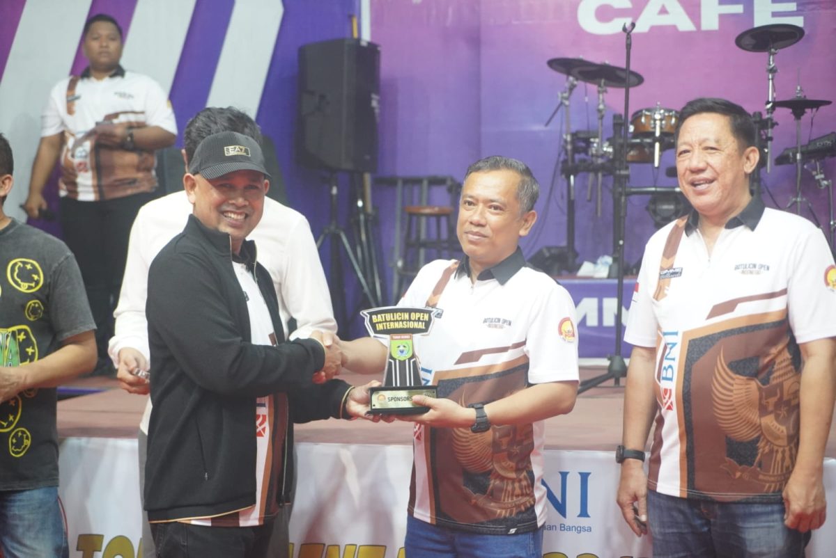 Wabup Tanbu, H. Bahsanuddin serahkan piala kepada juara Batulicin Open 2025.