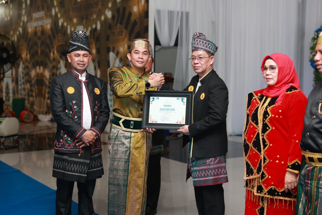 Bupati Tanbu, Andi Rudi Latif, bersama Wakilnyai H Bahsanuddin, memberikan penghargaan AKIP tahun 2024 kepada tujuh SKPD