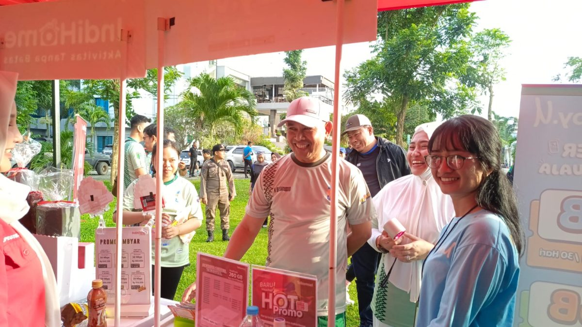 Wakil Bupati Tanbu, H Bahsanuddin saat meninjau stand UMKM yang ada di Fun Run 2025, Minggu (13/4).