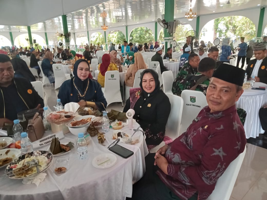 Hj Ernawati saat menghadiri peringatan hari jadi Kabupaten Tanbu ke-22.