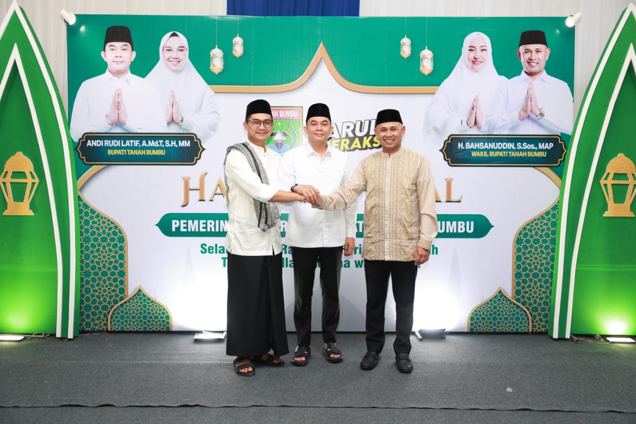 Bupati (tengah), Wakil Bupati dan Ketua DPRD Tanbu dalam acara open house, Senin (31/3).
