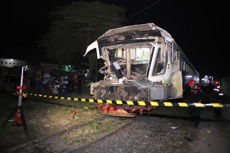 Kecelakaan Kereta vs Truk di Gresik