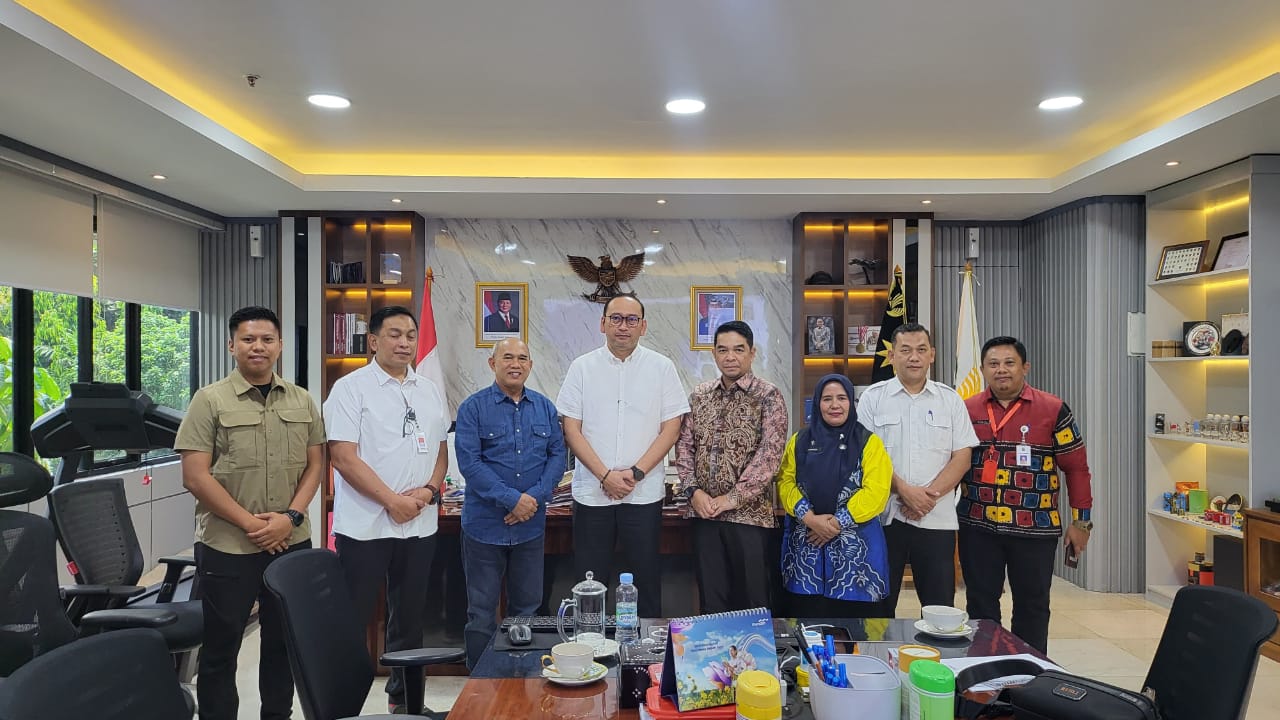 Bupati Kotabaru H. Muh. Rusli bersama Sekjen Kemensos Robben Rico usai membahas rencana pendirian Sekolah Rakyat untuk anak-anak dari keluarga tidak mampu di Kotabaru, Jakarta (10/4).