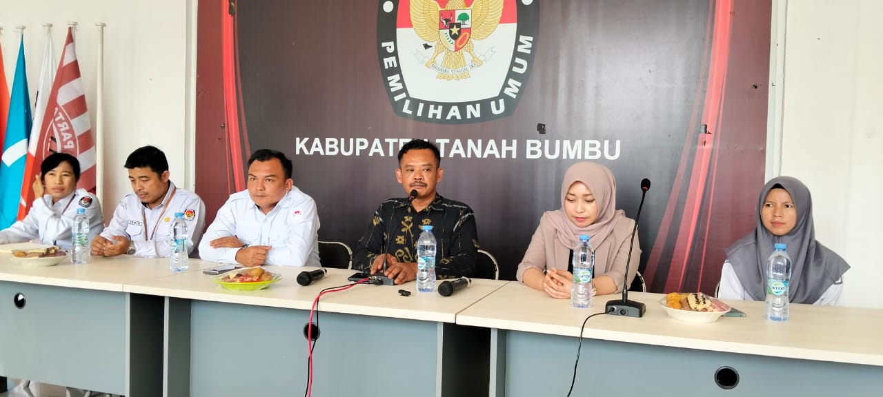 Ketua KPU Tanah Bumbu, Puryadi (tengah), didampingi Bidang Hukum dan Pengawasan. Sakra Efendy dan Divisi Data dan Tekhnologi Ayu Tyas Lysa Rifiana Senin, (14/4) di Kelurahan Gunung Tinggi, Batulicin.