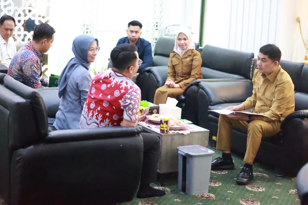 Bupati Bang Arul (kanan) bersama jajaran BPJS Ketenagakerjaan, Selasa (15/4).