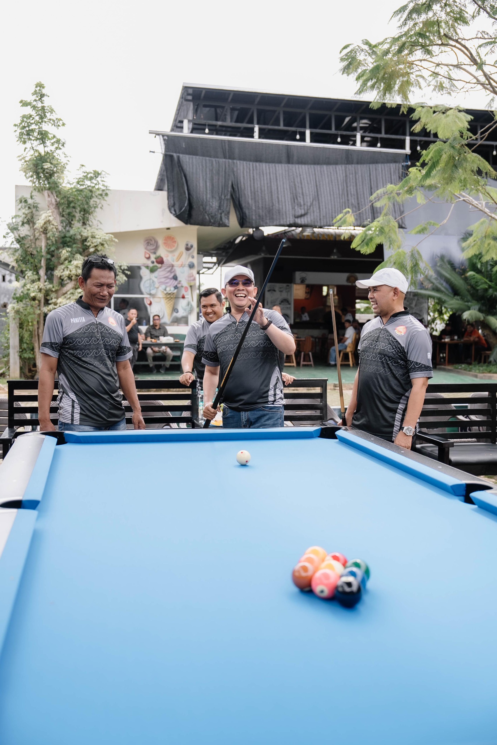Bupati (tengah) dan Wakil Bupati (kiri) Tanbu, bermain billiard di Gimme Cafe.