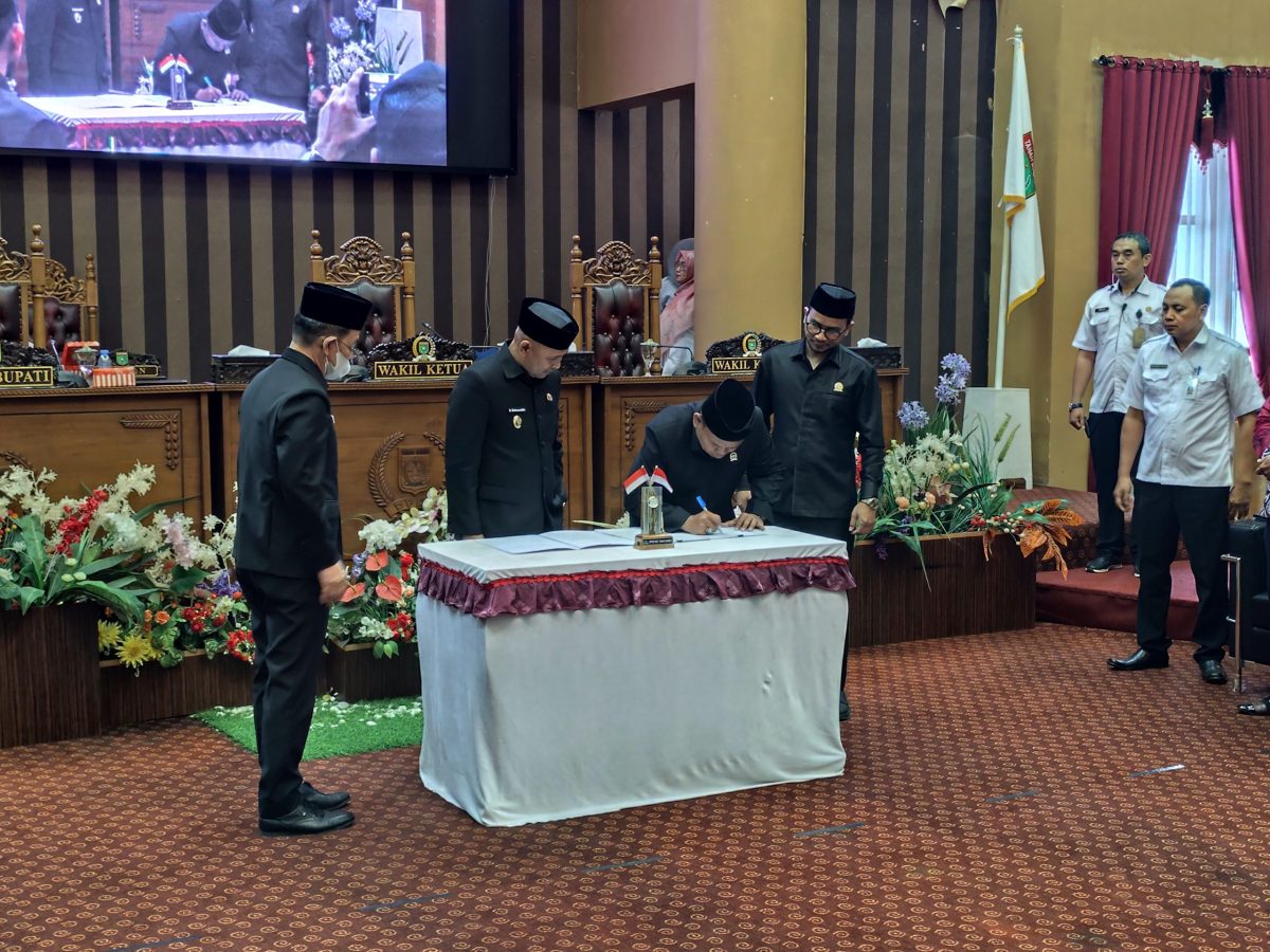 Penandatanganan Raperda Riset dan Inovasi Daerah Tanbu, Rabu (09/04).