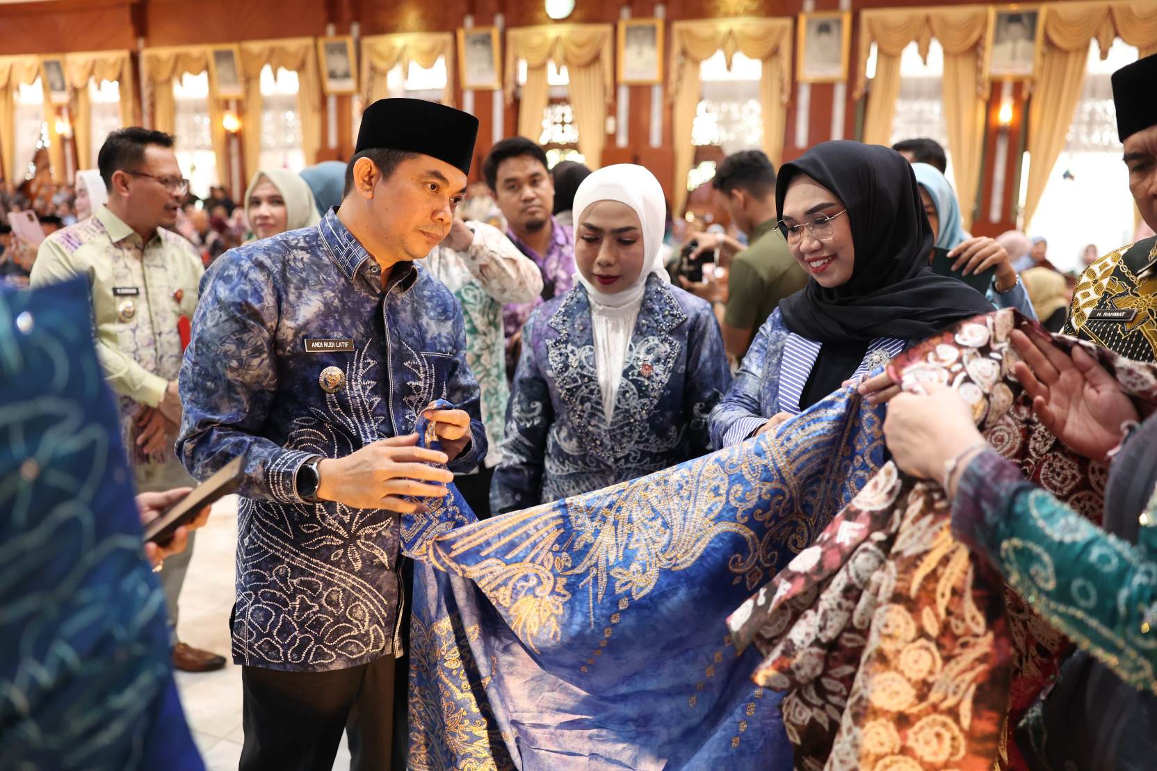 Bupati Tanbu, H. Andi Rudi Latif, bersama Ketua TP-PKK Kabupaten Tanbu, Ny. Hj. Andi Irmayani Rudi Latif.
