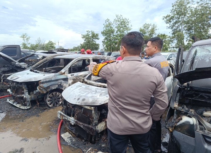 Kebakaran di parkiran PT JBA menghanguskan 18 unit mobil.