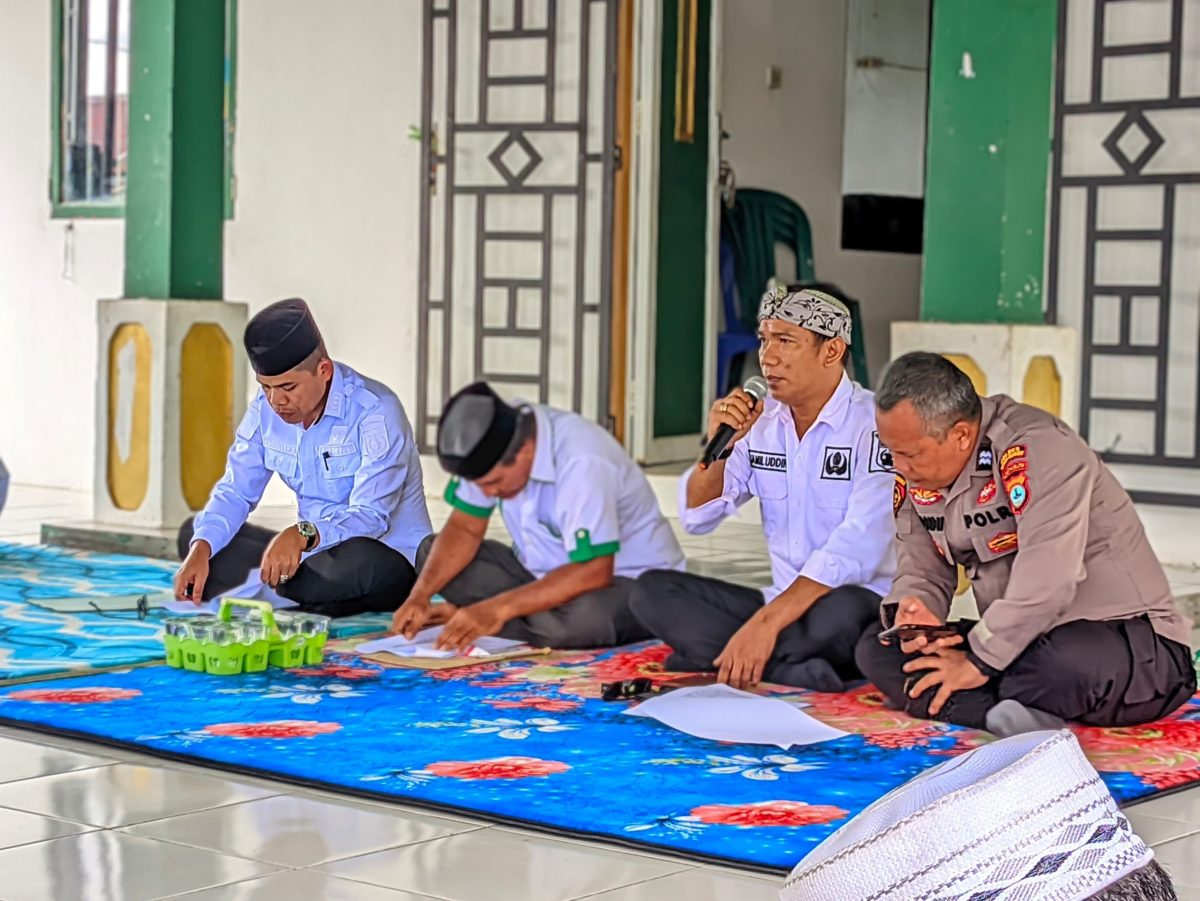 Camat Kusan Hilir (kiri) di kegiatan Sosialisasi Pelaksanaan Pemilihan Kepala Desa PAW.