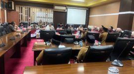 DPRD Tanah Bumbu bahas penguatan SDM bersama komunitas PETA dan META lewat pendidikan nonformal dan pelatihan kewirausahaan.