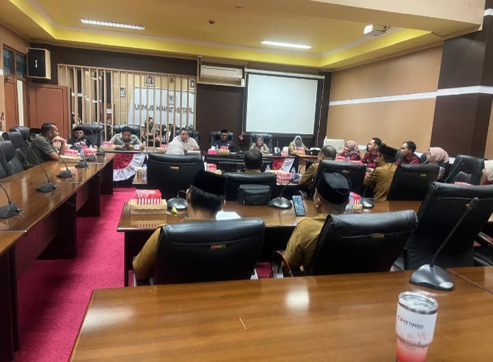 DPRD Tanah Bumbu bahas penguatan SDM bersama komunitas PETA dan META lewat pendidikan nonformal dan pelatihan kewirausahaan.