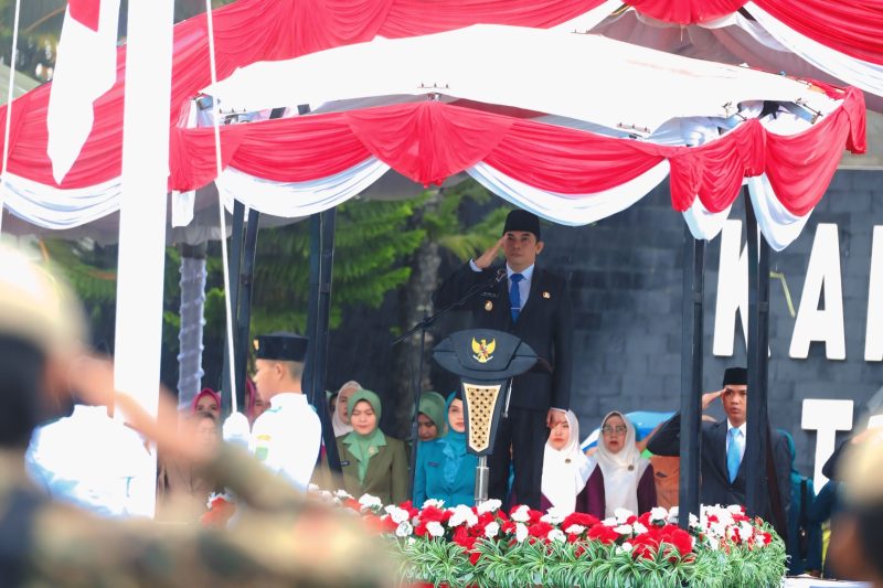 Bupati Tanah Bumbu pimpin upacara Harkitnas dan HUT ALRI Divisi 4 dengan khidmat meski diguyur hujan deras.