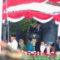 Bupati Tanah Bumbu pimpin upacara Harkitnas dan HUT ALRI Divisi 4 dengan khidmat meski diguyur hujan deras.