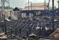 Kebakaran di Tanah bumbu musnahkan rumah Rosmah, nenek lanjut usia, dan hilangkan 100 gram emas berharga. Kini, ia bersama keluarga menunggu uluran bantuan dan harapan.