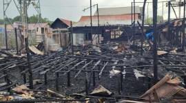 Kebakaran di Tanah bumbu musnahkan rumah Rosmah, nenek lanjut usia, dan hilangkan 100 gram emas berharga. Kini, ia bersama keluarga menunggu uluran bantuan dan harapan.