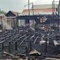 Kebakaran di Tanah bumbu musnahkan rumah Rosmah, nenek lanjut usia, dan hilangkan 100 gram emas berharga. Kini, ia bersama keluarga menunggu uluran bantuan dan harapan.