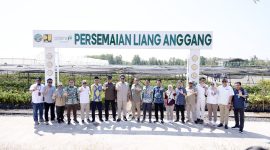 Pemerintah Kabupaten Tanah Bumbu menerima 500 bibit tanaman dari Kemenhut RI sebagai bagian dari program rehabilitasi hutan untuk mendukung ketahanan pangan dan meningkatkan ekonomi masyarakat melalui budidaya tanaman produktif.