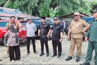 Anggota DPRD Dapil III Tanah Bumbu monitoring ke Satui, Senin (05/05) tinjau jalan rusak dan akses tani. Hj. Ernawati tekankan pentingnya perbaikan infrastruktur. Foto : Ist