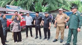 Anggota DPRD Dapil III Tanah Bumbu monitoring ke Satui, Senin (05/05) tinjau jalan rusak dan akses tani. Hj. Ernawati tekankan pentingnya perbaikan infrastruktur. Foto : Ist