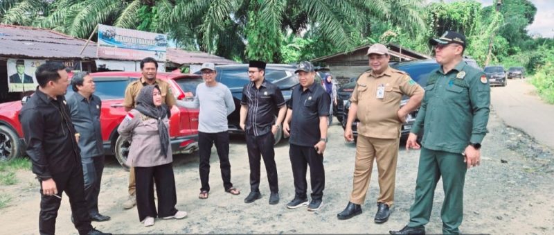Anggota DPRD Dapil III Tanah Bumbu monitoring ke Satui, Senin (05/05) tinjau jalan rusak dan akses tani. Hj. Ernawati tekankan pentingnya perbaikan infrastruktur. Foto : Ist