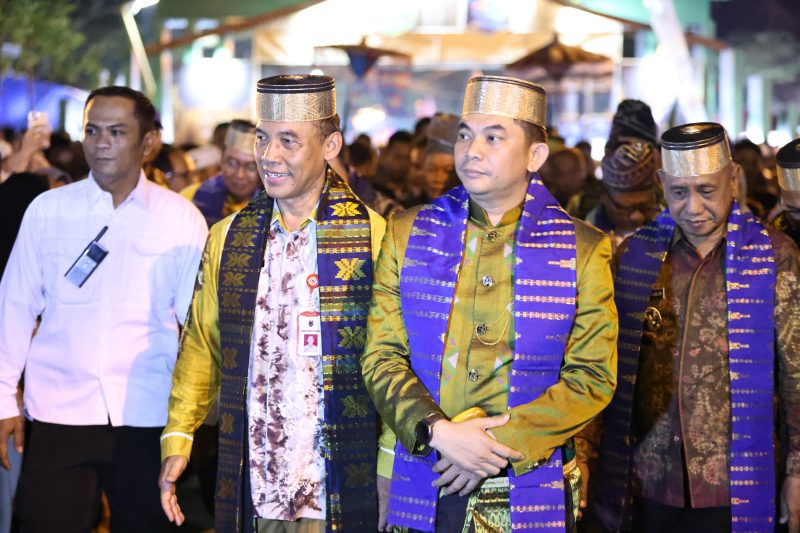 Bupati Tanah Bumbu Andi Rudi Latif dorong pelestarian budaya dan penguatan SDM lewat Mappanre Ri Tasi’e dan Expo 2025 di Pagatan, Kalimantan Selatan. Senin (05/05)