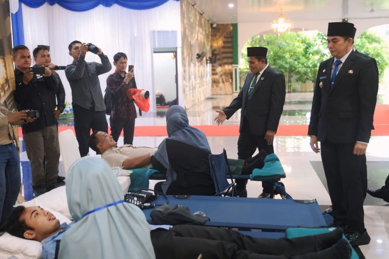 Aksi donor darah massal digelar Pemkab Tanah Bumbu, Bupati Andi Rudi Latif libatkan TNI, Polri, dan swasta atasi krisis. / Mc Tanbu