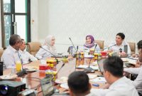 Bupati Tanah Bumbu, Andi Rudi Latif (Bang Arul), memimpin rapat efisiensi anggaran hingga dini hari selama dua hari berturut-turut. Rapat membahas langkah strategis pemanfaatan APBD 2025 secara tepat guna dan transparan.